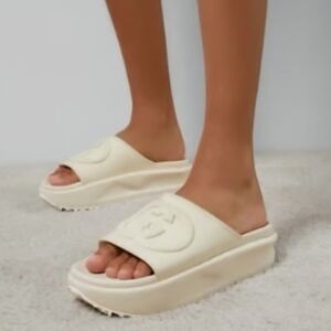 Gucci Women’s Slide Sandal with Interlocking G Off White